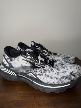 Brooks Adrenaline GTS 23 Running Shoes Womens Size 8 Wide  Black & White